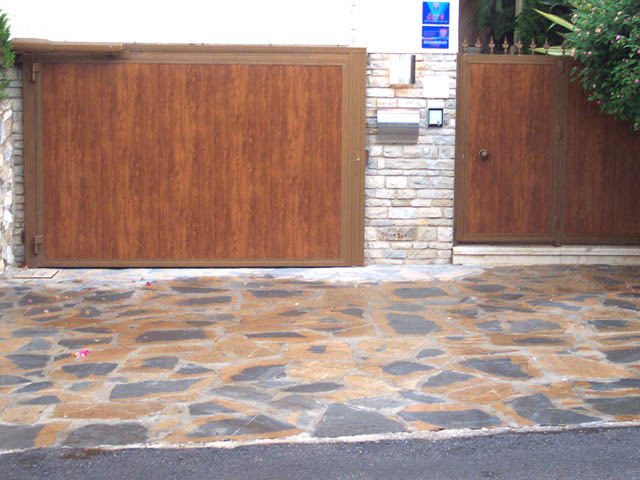 Puerta batiente y puerta peatonal con panel imitación madera