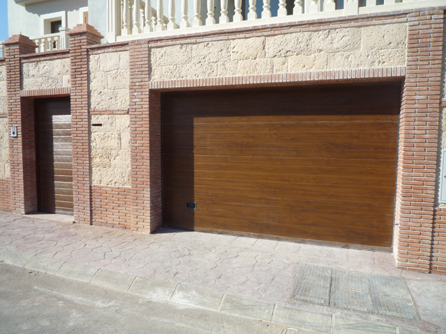 Puerta seccional y peatonal con panel imitación madera
